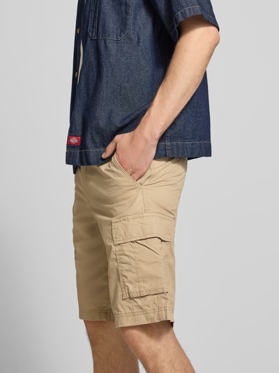 Männermodel trägt Shorts mit Cargotaschen Modell 'COLE MATTY' von Jack & Jones aus Reine Baumwolle, Regular-Fit, Nahaufnahme Oberkörper.