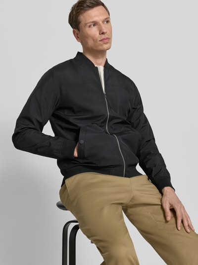 Männermodel trägt Jacke mit Stehkragen Modell 'clay' von Matinique, Regular-Fit, Reißverschluss, Eingrifftaschen, Nahaufnahme Oberkörper.