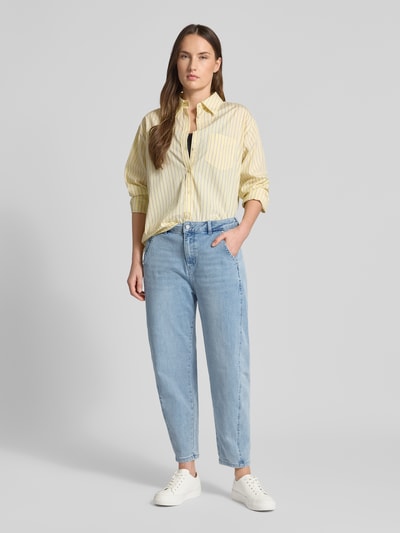 Modelka kobieca nosi Ballon Jeans mit Eingrifftaschen od Buena Vista z bawełny i wiskozy, krój balloon fit, jasnoniebieski used-look, szerokość w rozmiarze S 39 cm, długość wewnętrzna 65 cm, pełny widok z przodu.