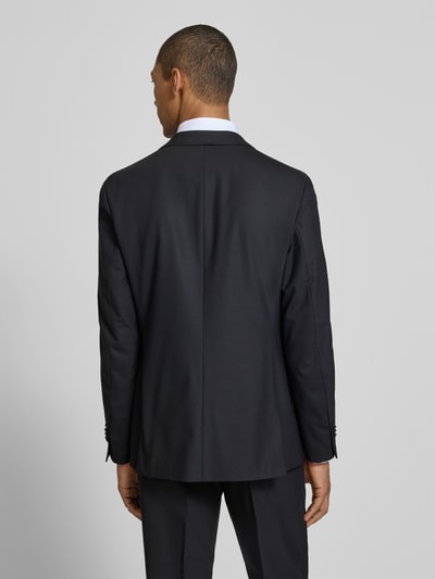 Männermodel trägt dunkelblaues Slim Fit Sakko mit Schurwoll-Anteil Modell 'Totti' von CINQUE, sichtbare strukturierte Stoffoberfläche, Ganzkörperansicht Rückansicht.