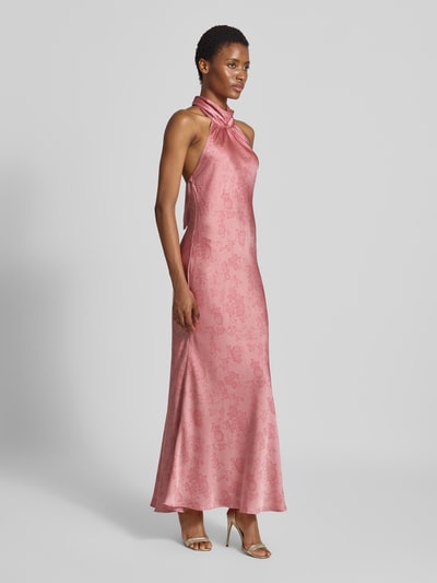 Frauenmodel trägt Abendkleid mit Neckholder Modell 'Fiona' von Neo Noir aus rosafarbenem Satin mit floraler Textur, taillierte Passform, Ganzkörperansicht von vorne