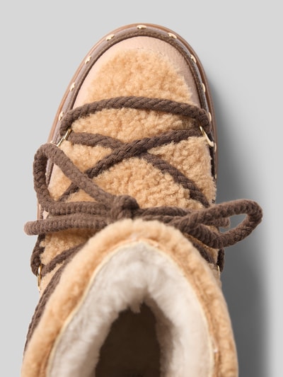 Produktfoto, beiger und brauner Boot mit Kontrastbesatz und Schnür-Detail, abgerundete Passform, Modell 'Curly Rock' von INUIKII, profilierte Sohle, Absatzhöhe 3 cm, Schafthöhe 15 cm, Schaftweite 15 cm