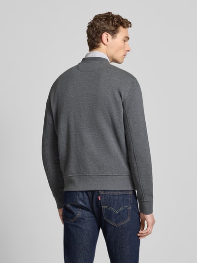 Männermodel trägt Regular Fit Steppjacke aus Baumwoll-Mix von Polo Ralph Lauren in Unifarben, College-Kragen, Ganzkörperansicht Rückansicht