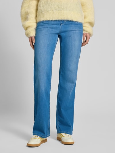 Frauenmodel trägt Straight Fit Jeans im 5-Pocket-Design Modell 'Lara' von Angels aus Baumwoll-Mix mit Stretch-Anteil in Hellblau, Nahaufnahme Unterkörper, Kontext: Damen Jeans, Knopf- und Reißverschluss, Bundweite bei Größe 36/30 39 cm, Innenbeinlänge 78 cm.