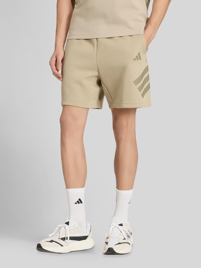 adidas Sportswear Regular Fit Shorts mit Logo Print Oliv 4