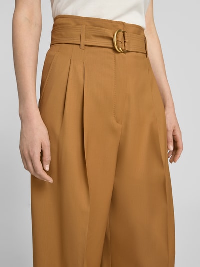 Frauenmodel trägt Wide Leg Anzughose aus reiner Schurwolle Modell 'SERIO' von Max Mara in Optik: Unifarben, Canvas Materialverarbeitung mit Bundfalten, High-Waist, Logo-Detail, seitlichen Eingrifftaschen, Hakenverschluss, Knopf und verdecktem Reißverschluss, Nahaufnahme Oberkörper.