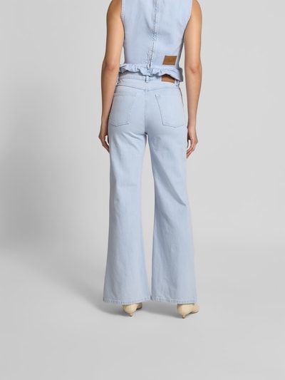 Frauenmodel trägt Straight Fit Jeans mit Logo-Patch von BAUM & PFERDGARTEN in hellem Blau, 5-Pocket-Design, Baumwoll-Mix, Ganzkörperansicht Rückansicht.