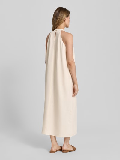 Vrouwenmodel draagt midi-jurk met mix van viscose en linnen van Someday, model 'Qelina', loose fit, lichte kleur, Ganzkörperansicht Rückansicht.