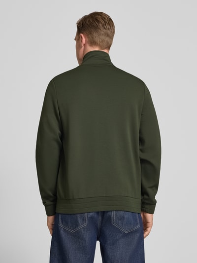 Männermodel trägt Sweatjacke mit Stehkragen und Eingrifftaschen von PAUL SMITH in Dunkelgrün, Baumwoll-Mix mit Modal-Anteil, Regular-Fit, Rückenlänge 70 cm, Ärmellänge 69 cm, Ganzkörperansicht Rückansicht.
