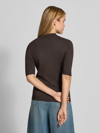 Frauenmodel trägt Slim Fit Bluse aus Viskose-Mix in Strick-Optik von COMMA, braun, kurzärmelig, Stehkragen, Rückenansicht, Ganzkörperansicht Rückansicht.