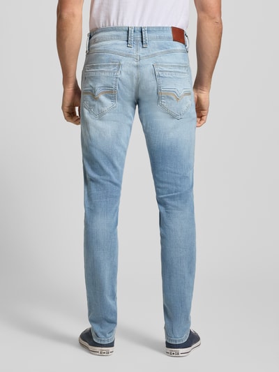 Männermodel trägt Slim Taper Jeans aus Baumwoll-Mix Modell 'SPIKE' von Pepe Jeans in Optik: Unifarben, Ganzkörperansicht Rückansicht. Passform: Slim Taper, Bundhöhe: Mid Waist, Label-Stitching, Label-Patch, 5-Pocket-Design, Materialverarbeitung: Denim.