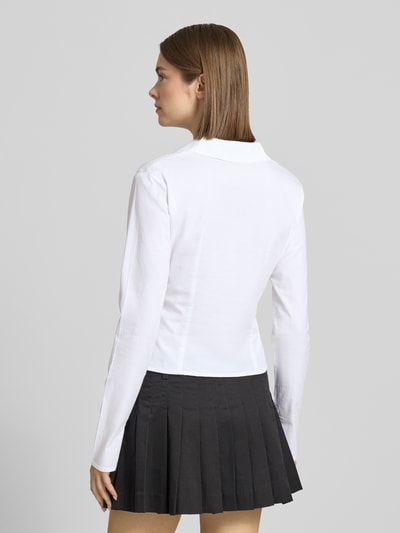 Frauenmodel trägt Schmal geschnittene Bluse mit Zweiwege-Reißverschluss von Review in Weiß, Baumwoll-Elasthan-Mix, Ganzkörperansicht Rückansicht