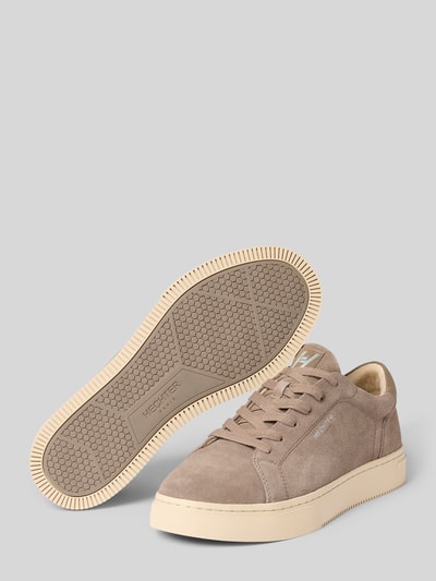 Produktfoto, beżowe sneakersy z naturalnej skóry z wytłoczonym logo, materiał skóropodobny, krój zaokrąglony, model 'Julien' od HECHTER PARIS, wiązanie, wysokość obcasa w rozmiarze 44: 4 cm, wysokość cholewki w rozmiarze 44: 8 cm, szerokość w rozmiarze 44: 12 cm
