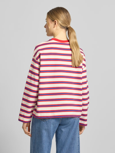 Vrouwenmodel draagt Oversized Sweatshirt uit pure katoen Modell 'ICONIC A FRANKA BOLD' van Armedangels, meerkleurig gestreept, oversized fit, ronde hals, lange mouwen, labelstiksel, logo-detail, geribde boorden, sweatmateriaal, volledige achteraanzicht.