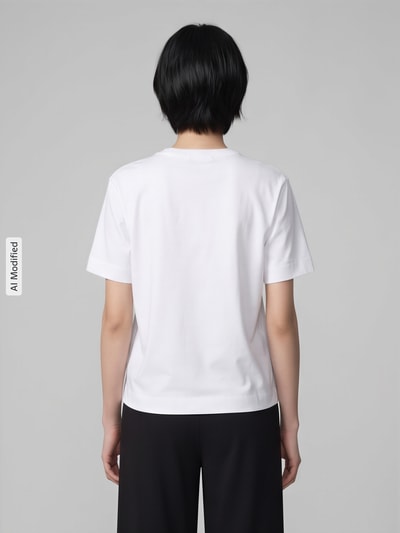 Frauenmodel trägt Boxy Fit T-Shirt aus Baumwoll-Viskose-Mix Modell 'ESSENTIAL' von Selected Femme in Weiß, glatte Struktur, Ganzkörperansicht Rückansicht, Damen T-Shirt von Selected Femme, KI-modifiziertes Bild.