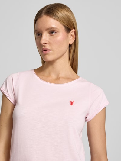 Kobiece modelka nosi Regular Fit T-Shirt mit Motiv-Stitching von Christian Berg Woman z bawełny, okrągły dekolt, długość tyłu 61 cm, jasnoróżowy, widok na górną część ciała z przodu