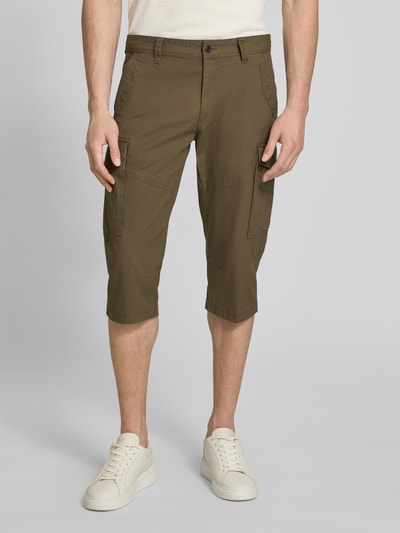 Männermodel trägt Relaxed Fit Cargoshorts aus Baumwoll-Mix von s.Oliver BLACK LABEL, efekt: jednolity kolor, naszywka z logo, szlufki na pasek, zapięcie na guzik i ukryty zamek błyskawiczny, wpuszczane kieszenie, kieszenie z tyłu, wykończenie materiału: popelina, mieszanka bawełny, Ganzkörperansicht von vorne.