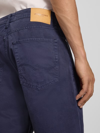 Männermodel trägt Bermudas im 5-Pocket-Design Modell 'TONY ORIGINAL' von Jack & Jones in Blau aus Reine Baumwolle, Nahaufnahme Rückansicht. Bundweite Größe M 42 cm, Innenbeinlänge 20 cm, Straight Fit, mit Knopf- und Reißverschluss.