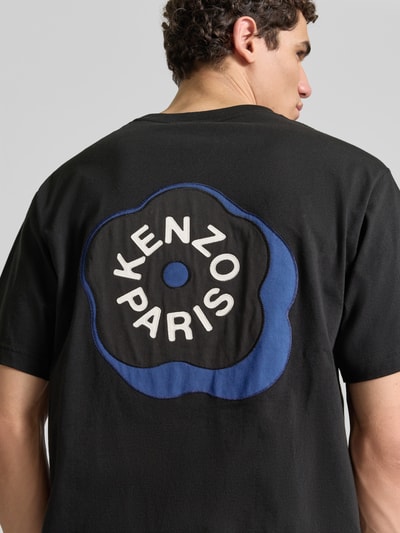 Männermodel trägt T-Shirt mit Rundhalsausschnitt von Kenzo, Reine Baumwolle, Relaxed-Fit, Logo-Stitching, Schwarz mit Blau, Nahaufnahme Rückansicht.