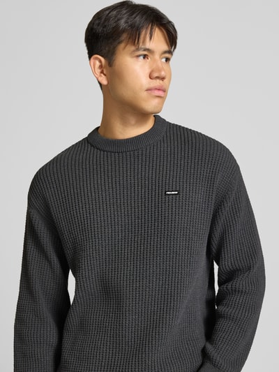 REVIEW Regular Fit Strickpullover aus Baumwoll-Mix mit Label-Patch Dunkelgrau 3