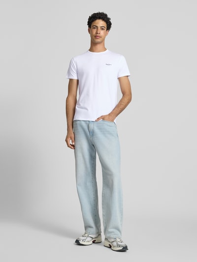 Männermodel trägt Slim Fit T-Shirt aus Baumwoll-Mix Modell 'ORIGINAL BASIC 3' von Pepe Jeans, Melange-Optik, Label-Schriftzug, Ganzkörperansicht von vorne.