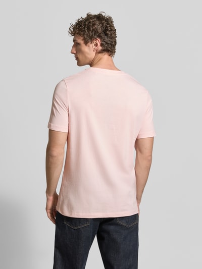 Męski model nosi Regular Fit T-Shirt aus reiner Baumwolle od s.Oliver RED LABEL, różowy, jednolity, krój regular fit, jersey, widok z tyłu całej sylwetki.