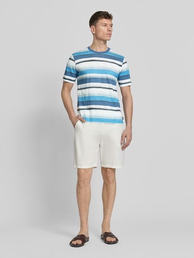 Männermodel trägt T-Shirt im Allover-Look mit Rundhalsausschnitt von PAUL SMITH, Reine Baumwolle, Casual Fit, Rückenlänge 67 cm, Ganzkörperansicht von vorne.