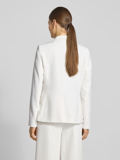 Frauenmodel trägt Regular Fit Blazer mit floralen Applikationen von Christian Berg Woman Selection in Weiß, glatte Textur, Ganzkörperansicht Rückansicht. Elastischer Material-Mix, Reverskragen, Knopf, Rückenlänge Größe 36: 64 cm, Brustweite 44 cm, Ärmellänge 61 cm.