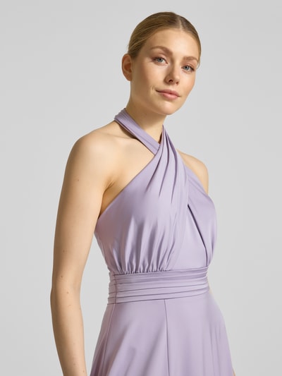 Frauenmodel trägt Abendkleid aus Satin mit gelegten Falten von Laona in zartem Fliederton, taillierte Passform, Nahaufnahme Oberkörper.
