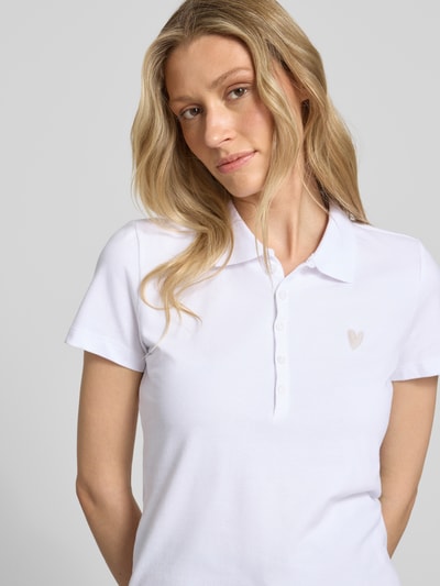 Frauenmodel trägt Regular Fit T-Shirt aus Baumwoll-Mix von Tom Tailor, Optik: Unifarben, Poloshirt, Polokragen, Kurzarm, Nahaufnahme Oberkörper.