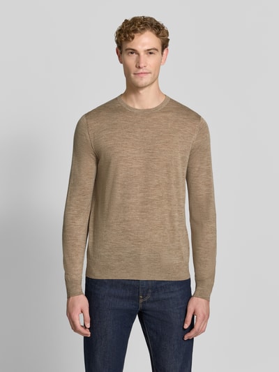Mannenmodel draagt wollen trui met ronde hals Model 'CONNOR' van Tiger of Sweden, zuiver wol, recht model, elastische boordjes, Ganzkörperansicht von vorne.