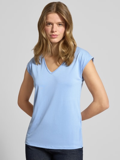 Frauenmodel trägt Relaxed Fit T-Shirt aus Modal-Mix Modell 'KAMALA' von Pieces, Optik: Unifarben, V-Ausschnitt, Kurzarm, Ganzkörperansicht von vorne.