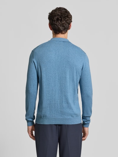 Männermodel trägt Regular Fit Strickpullover aus Baumwoll-Mix mit Kaschmir-Anteil von Casual Friday, blaue Farbe, Ganzkörperansicht Rückansicht. Rückenlänge 65 cm, Ärmellänge 69 cm, Polokragen, elastische Abschlüsse.