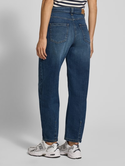 Vrouwenmodel draagt Barrel Jeans uit katoenmix model 'Liv Barrel 7/8' van TONI, dames jeans, blauwe denimlook, rechte vorm, textuur van katoendenim, volledig lichaam achteraanzicht.