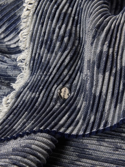 Produktfoto, Schal im Allover-Look van Marc Cain in rechthoekig model, materiaalmix met viscose, blauwe en witte tinten, franjes, structuur met fijne ribbels, detailopname
