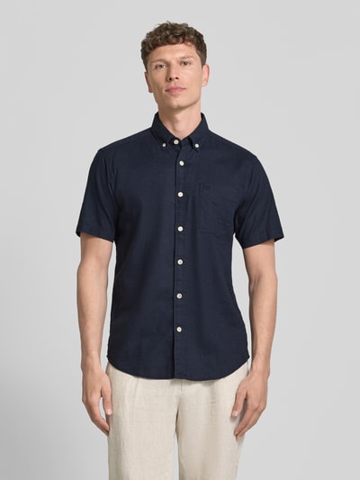 Männermodel trägt Regular Fit Freizeithemd mit Button-Down-Kraag van camel active, donkerblauw, borstzak, linnenmix, voorkant, totale lichaamsopname