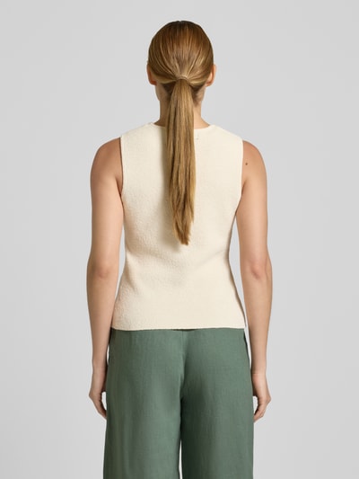 Frauenmodel trägt Slim Fit Weste mit Baumwoll-Anteil Modell 'SILVIA' von Vero Moda, cremefarben, Frottee-Struktur, Ganzkörperansicht Rückansicht.