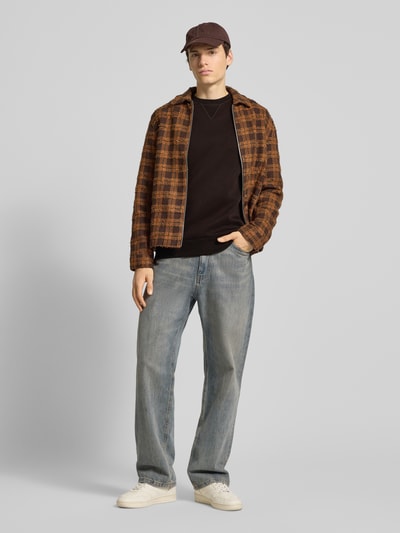 Mannenmodel draagt Sweatshirt uit katoenmix model 'Premium core' van G-star, recht pasvorm, ronde hals, labelstitching, elastische boorden, ruglengte bij maat M 66 cm, mouwlengte bij maat M 67 cm, zwart, combinatie met geruite jas, lichte jeans, witte sneakers, neutrale achtergrond. Ganzkörperansicht van voren.