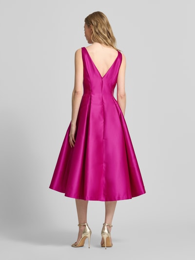 Kobiece model prezentuje 'Knielanges Cocktailkleid mit Rundhalsausschnitt' od Adrianna Papell z satyny, taliowany krój, długość do kolan, okrągły dekolt, długość tyłu w rozmiarze 36: 95 cm, szerokość w rozmiarze 36: 43 cm, widok całej sylwetki z tyłu.