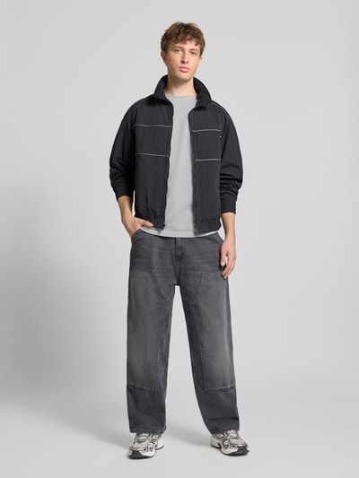 Männermodel trägt Regular Fit Blouson mit Kontraststreifen Modell 'HEIGHTS PIPPING JACKET' von Levi's®, Optik: Unifarben, Ganzkörperansicht von vorne