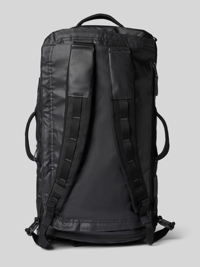 Produktfoto, Duffel Bag mit Logo-Print Modell 'Voyager' von The North Face, schwarz, rechteckige Form, glatte Textur, Rückansicht, Kontext: Herren Duffel Bag, Hauptfach mit Reißverschluss, verstellbare Schulterriemen, Innenfächer mit Reißverschluss, Breite 30 cm, Länge 20 cm, Tiefe 9 cm, Länge Schulterriemen 13 cm