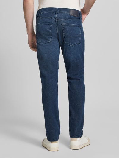 Männermodel trägt Jeans im Used-Look Modell 'Lyon' von Pierre Cardin, Baumwoll-Viskose-Mix, Regular-Fit, Rückansicht Ganzkörperansicht. Bundweite 42 cm, Innenbeinlänge 80 cm bei Größe 32/32.
