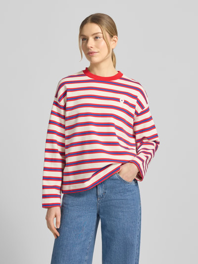 Vrouwenmodel draagt Oversized Sweatshirt uit puur katoen, model 'ICONIC A FRANKA BOLD' van Armedangels, gestreept, veelkleurig, ronde hals, lange mouw, logo detail, sweat materiaal, voorkant volledig zicht.