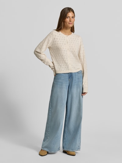 Vrouwenmodel draagt regular fit gebreid jack met eenrijige knoopsluiting model 'DOFFY' van VERO MODA, dames, crème, voorkant, volledig lichaam