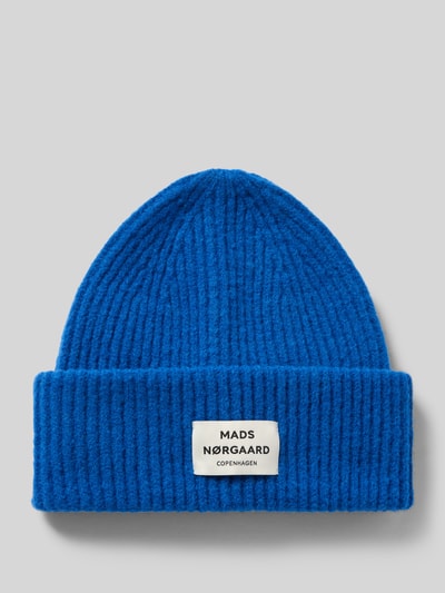 Produktfoto, felblauwe dames beanie van wolmix met brede omslag, ribstructuur en labelpatch, Model 'Tosca Anju' van MADS NØRGAARD