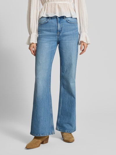 Vrouwenmodel draagt Straight Fit Jeans uit katoenmix van Pepe Jeans met gemêleerde look, bootcut pasvorm, labelpatch, 5-pocketmodel, denim materiaal, high waist, knoopsluiting, riemlussen, studs. Ganzkörperansicht van voren.