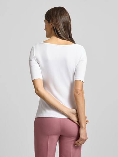 Vrouwenmodel draagt T-Shirt met 1/2-Ärmel van comma, wit, Viscose-Elastaan mix, slim fit, U-boothals, ruglengte 55 cm, volledige rugaanzicht.