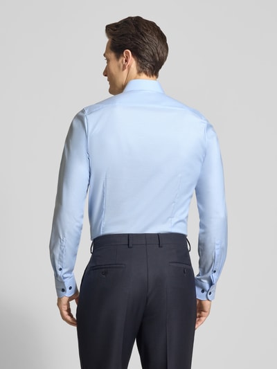 Männermodel trägt Slim Fit Freizeithemd mit Kentkragen Modell 'New York' von OLYMP Level Five in Hellblau, Baumwoll-Mix, Rückenansicht Ganzkörperansicht. Slim-Fit, langärmelig, durchgehende Knopfleiste, Sportmanschetten, Rückenlänge 80 cm, Schulterbreite 44 cm, Ärmellänge 68 cm.