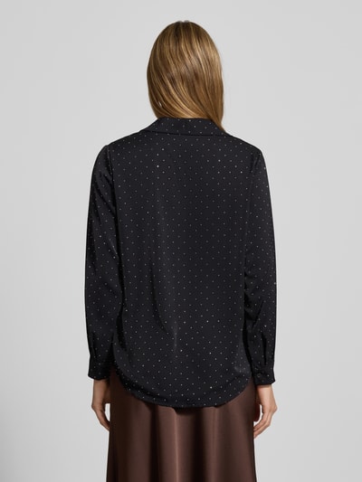 Vrouwenmodel draagt Regular fit dames blouse met siersteentjes Model 'Il44lenia' van ZABAIONE, zwarte stof, overhemdkraag, knoopsluiting, ruglengte 69 cm, mouwlengte 60 cm, Ganzkörperansicht Rückansicht.
