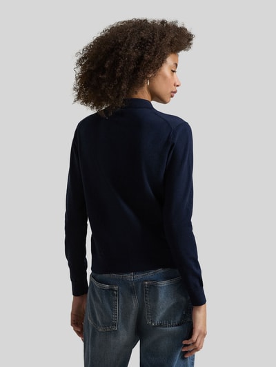 Frauenmodel trägt Slim Fit Strickjacke aus Baumwoll-Mix von Polo Ralph Lauren in Dunkelblau, Feinstrick, gerippte Abschlüsse, Ganzkörperansicht Rückansicht.